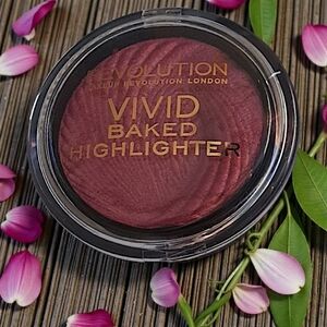MAKEUP REVOLUTION – VIVID BAKED HIGHLIGHTER (ROSEGOLD LIGHTS) – NEW